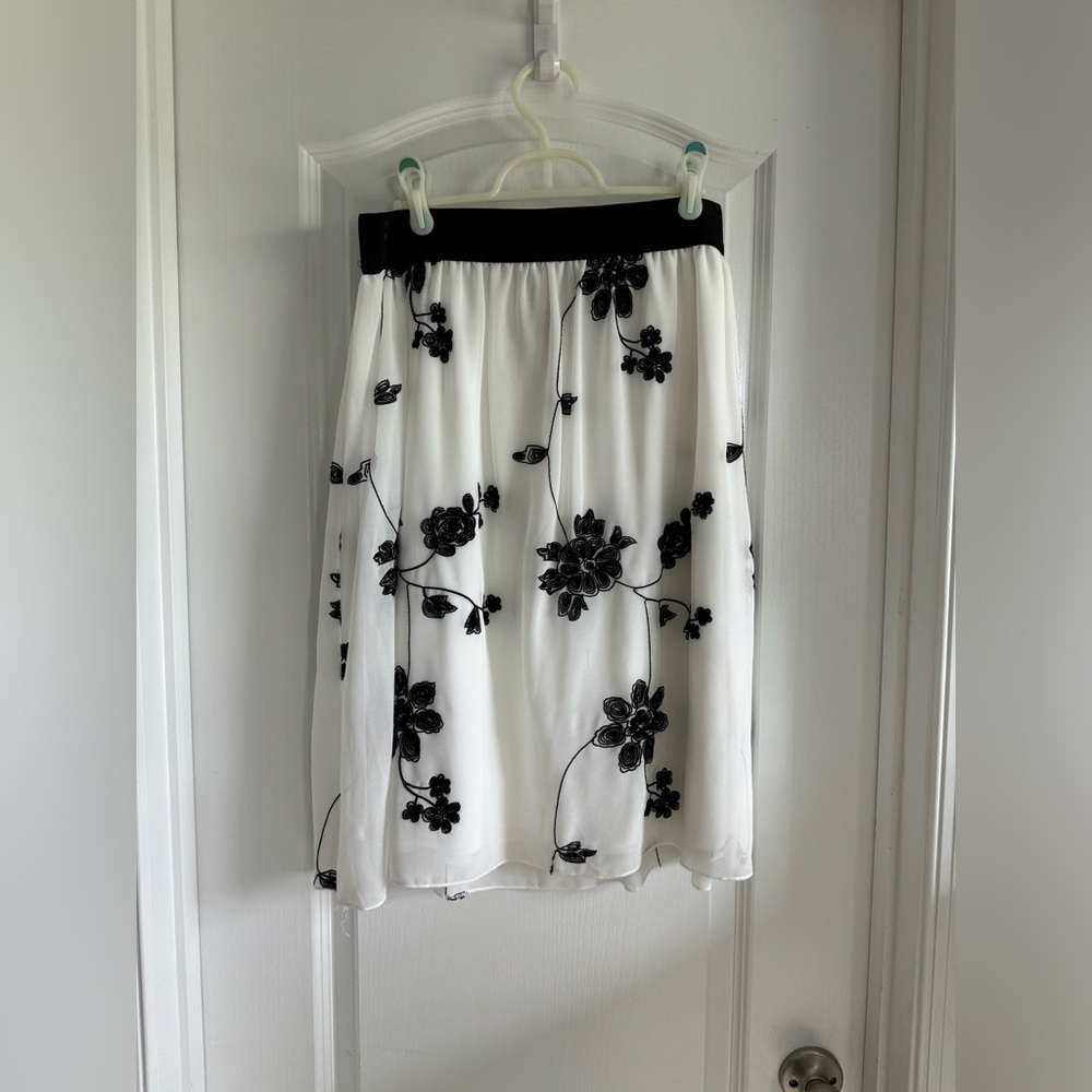 Metro Wear Skirt in L. Comfy elastic wasteband